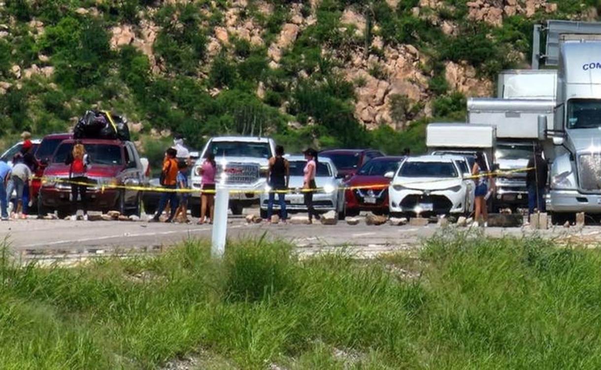Madre bloquea carretera en Sonora porque la Marina habría detenido a su hijo