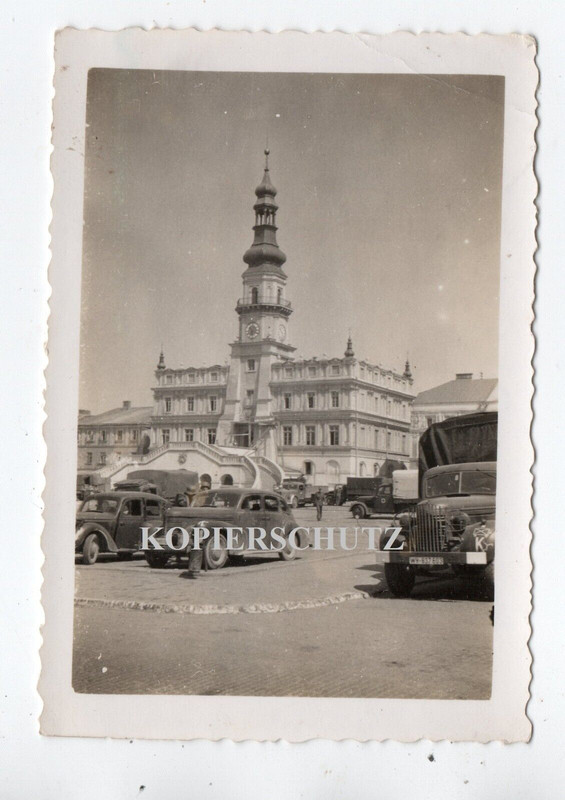 Polen Zamosc 1941 Rathaus SDkfz LKW Sani Rot Kreuz PKW Kübel Emblem Soldat