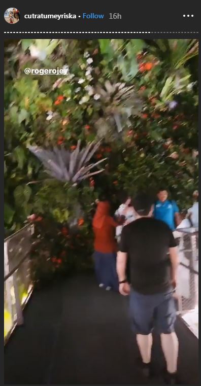 Cut Meyriska mengunggah momen jalan-jalan di dalam Garden by the Bay