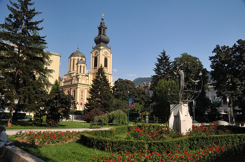 Zapisi iz Bosne Sarajevo,_Trg_osloboenja_Alija_Izetbegovi_i_Saborna_crkva_(438-326)