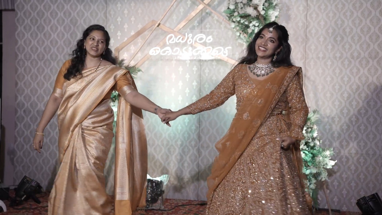 Malayal iflesh yaunty sexy tummy and navel slip in golden saree mkv snapshot 01 33 816