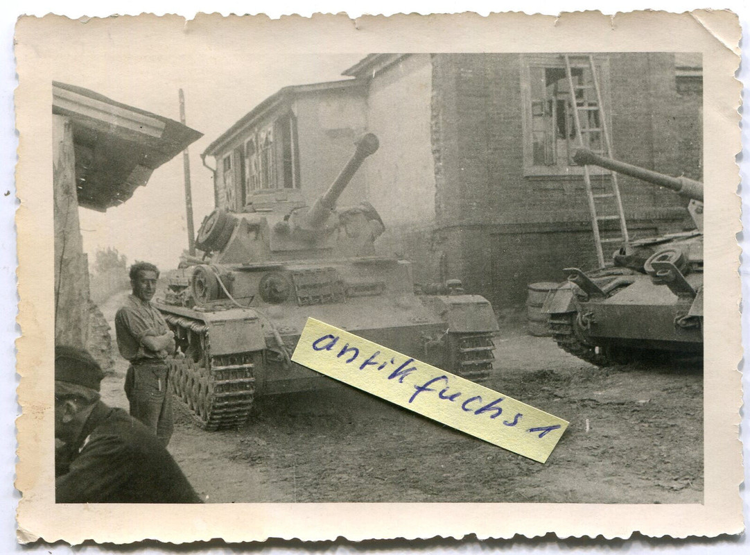 Foto - schwerer Deutscher Panzer vom Typ IV mit Langrohr in Rußland im 2.WK0