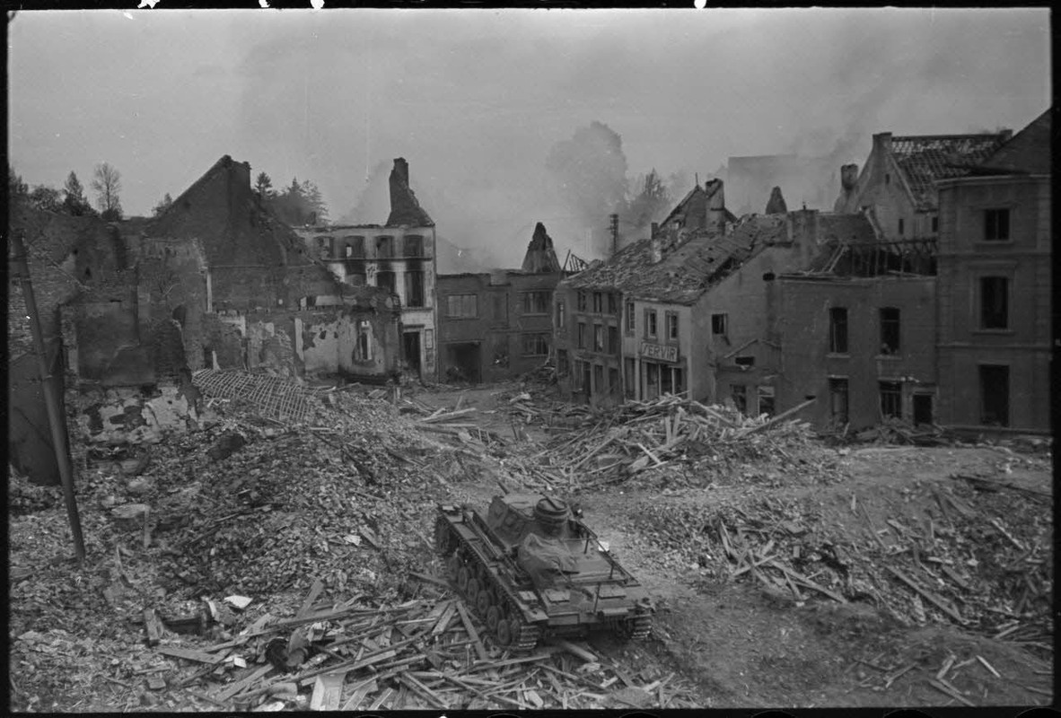 A Perwez en Brabant (Belgique), à l'issue de la bataille de France, un blindé Panzer-III de la 4e di