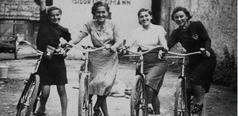 Momentos felices de su vida anterior a la experiencia del Holocausto. En la imagen se ve a Edie Friedman, Lea Friedman y dos amigas sin identificar en Kapušany. Las dos primeras jóvenes formaban parte del primer convoy enviado a Auschwitz. El de las 999 chica