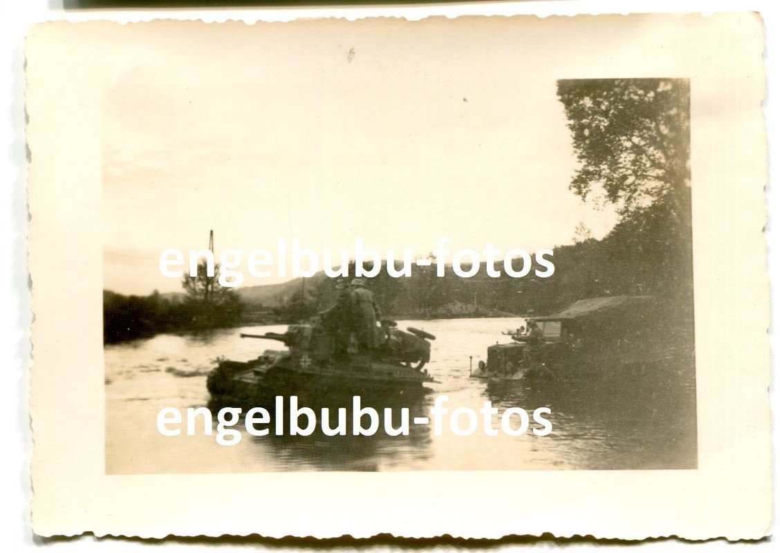 FOTO - PANZER - unbekannt deutsch  BEUTE-PANZER  zieht LKW durch Fluß