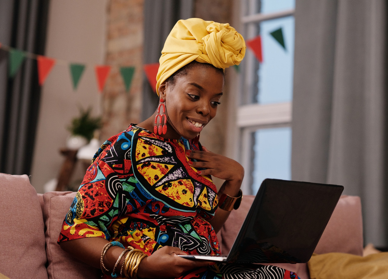 Friendly receptionist ready to assist at Lans Multimedia