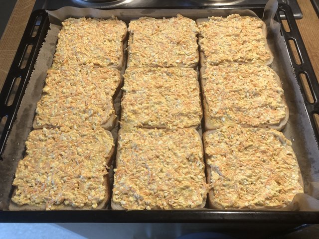 Горячие бутерброды с морковью и сыром фета