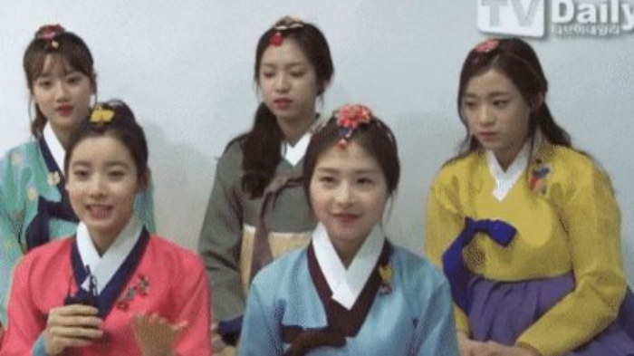 Jinsol mengenakan pakaian berwarna kuning, Hyunjoo mengenakan pakaian merah muda