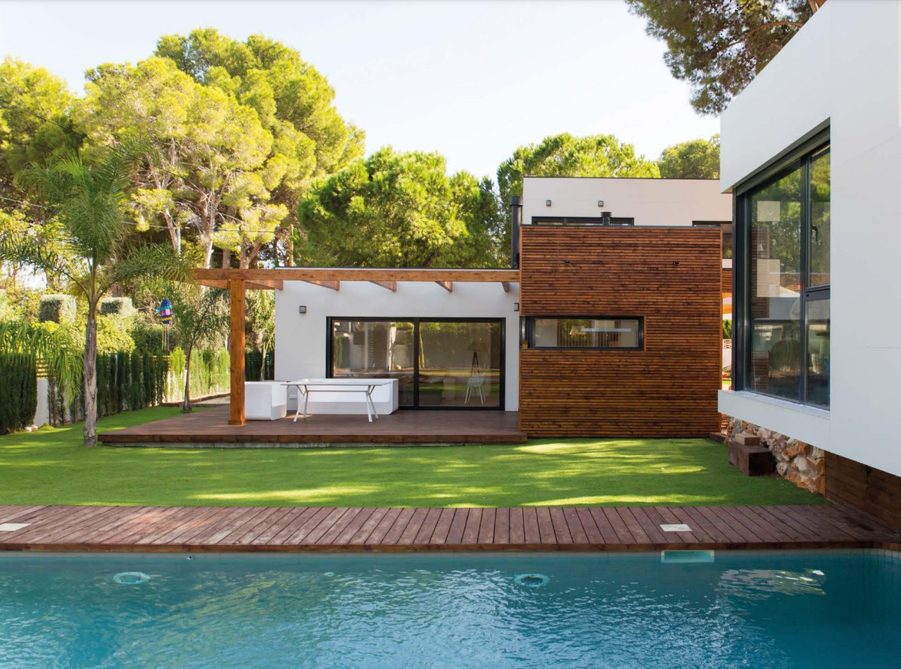 Imagen natural de pareja: revisando planos o mirando una parcela. Concepto visual: fase inicial del proyecto.