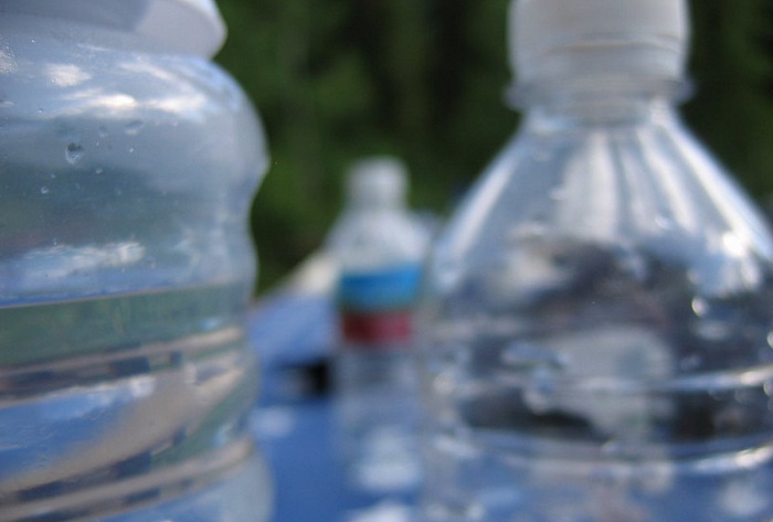 Ilustrasi botol air minum. Seorang wanita asal Amerika Serikat baru-baru ini menggugat jaringan hotel mewah Ritz-Carlton, mengklaim sebotol air minum yang diberikan salah satu karyawan hotel telah terkontaminasi sperma.