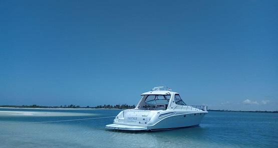 Yadtseb 60 ft private yacht charter Cancun - Additional luxury features and premium boat rental amenities