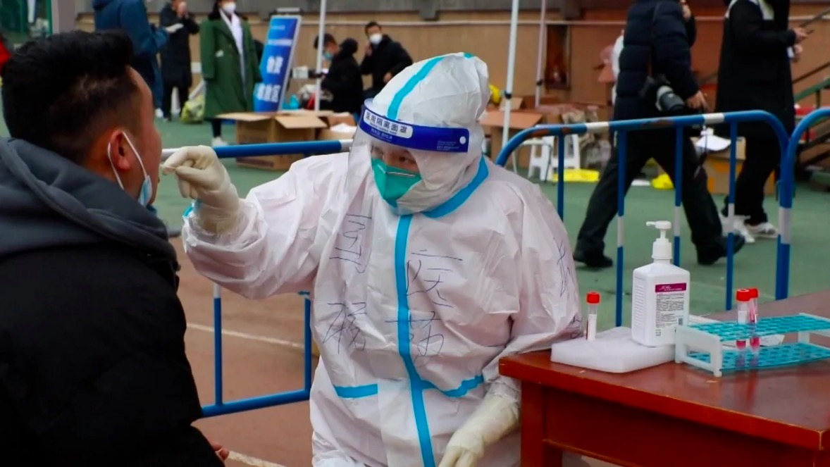 China lucha contra el COVID-19 en el peor brote en una ciudad este año