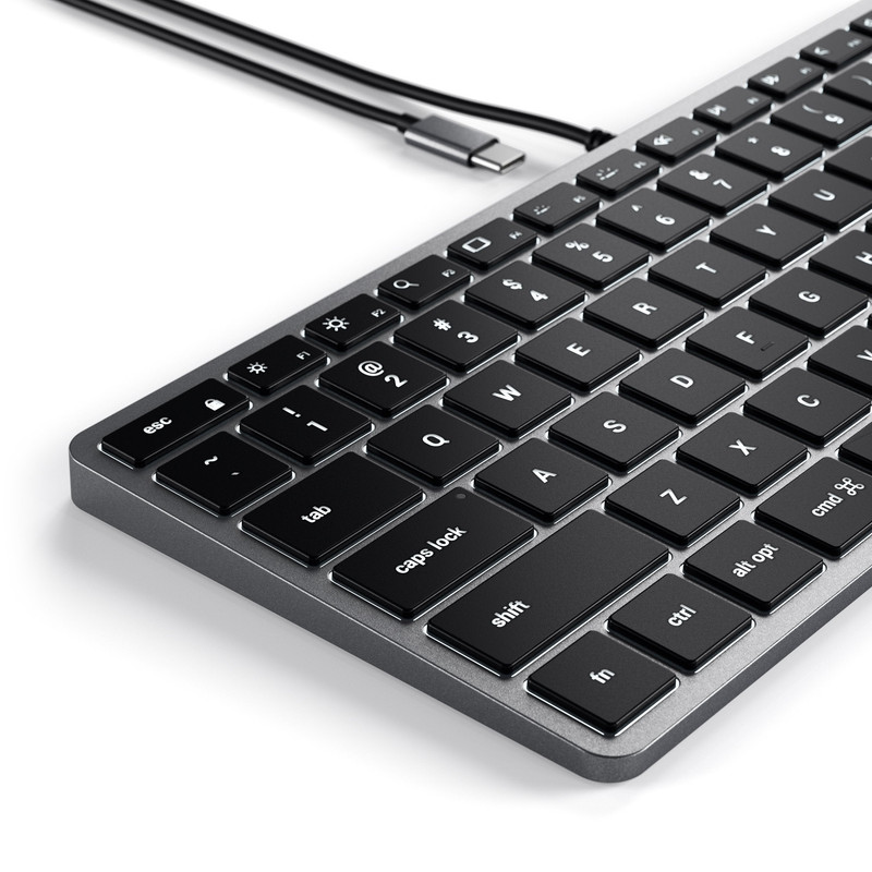 Teclado compacto Satechi Slim X1 en un escritorio minimalista.
