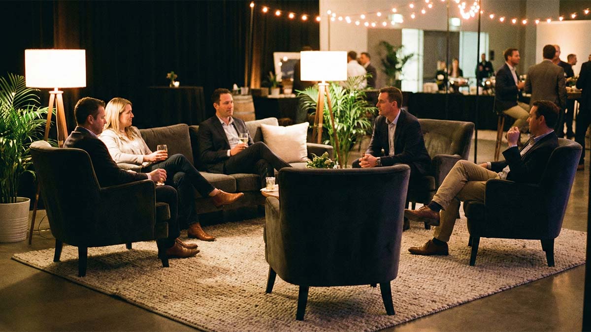 Уютная лаунж-зона с ковром и торшерами для неформального общения