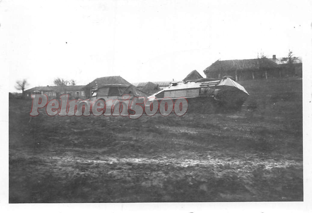 Orig. Foto deutsche Panzerspähwagen Kübelwagen Schlammstrasse na