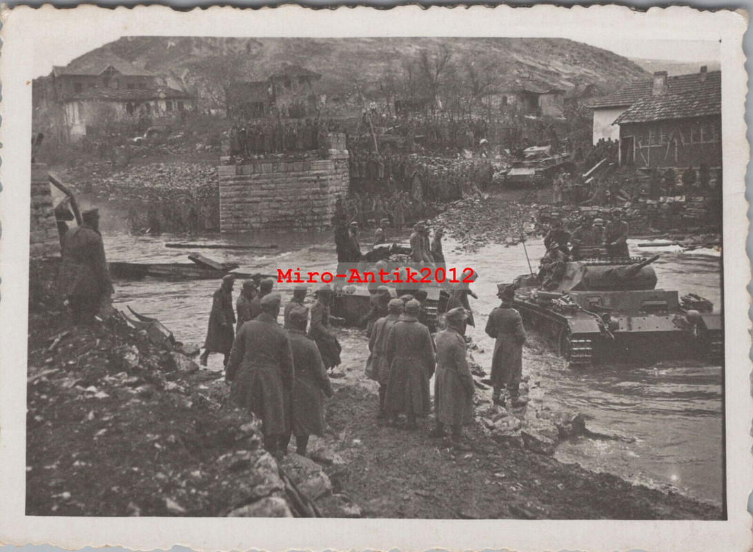 Foto, Gebirgsjäger-Regiment 13, Panzer III Flussüberquerung, Balkan (N)50849