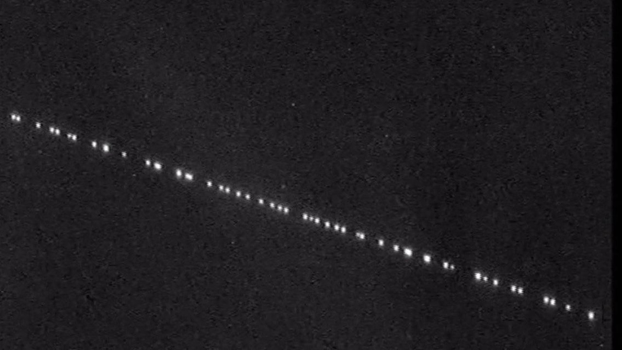 Captan satélites de SpaceX en llamas mientras caen a la atmósfera terrestre