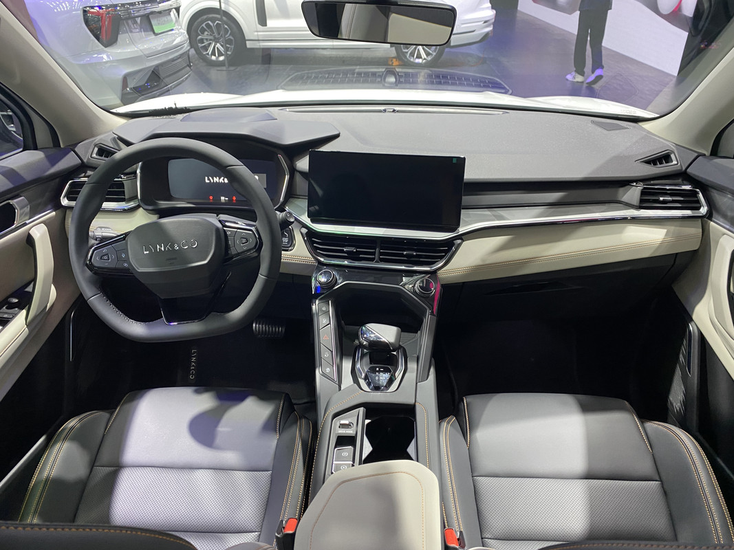 2023_Lynk_&_Co_06_PHEV_interior