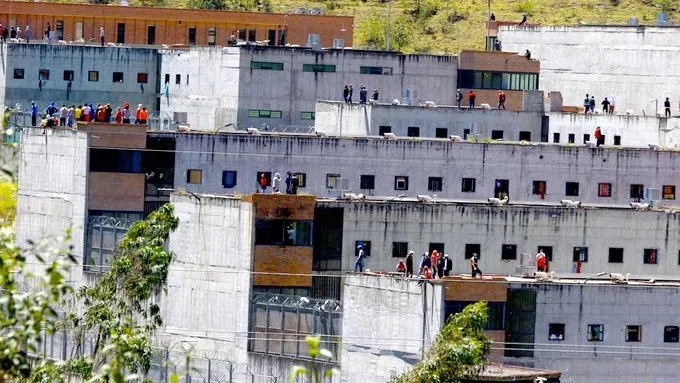 Reclusos tienen como rehenes a 57 guardias carceleros