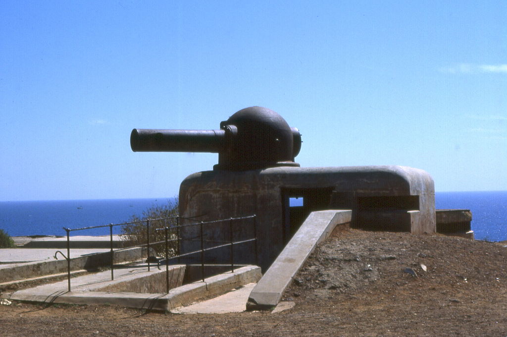 Batería Costera en la Isla de Gorée, utilizada durante la batalla de Dakar contra la Royal Navy y sus aliados de la Francia Libre por parte de las fuerzas de la Francia de Vichy Batería Costera en la Isla de Gorée, utilizada durante la batalla de Dakar contra la Royal Navy y sus aliados de la Francia Libre por parte de las fuerzas de la Francia de Vichy
