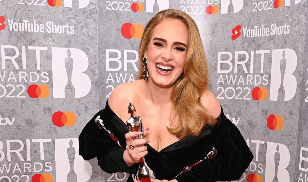 Adele rompe a llorar al dedicar su tercer Brit Award a su hijo Angelo