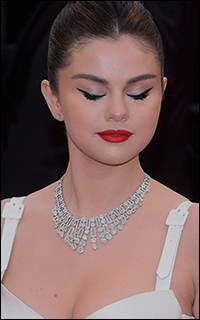 Selena Gomez 074-182