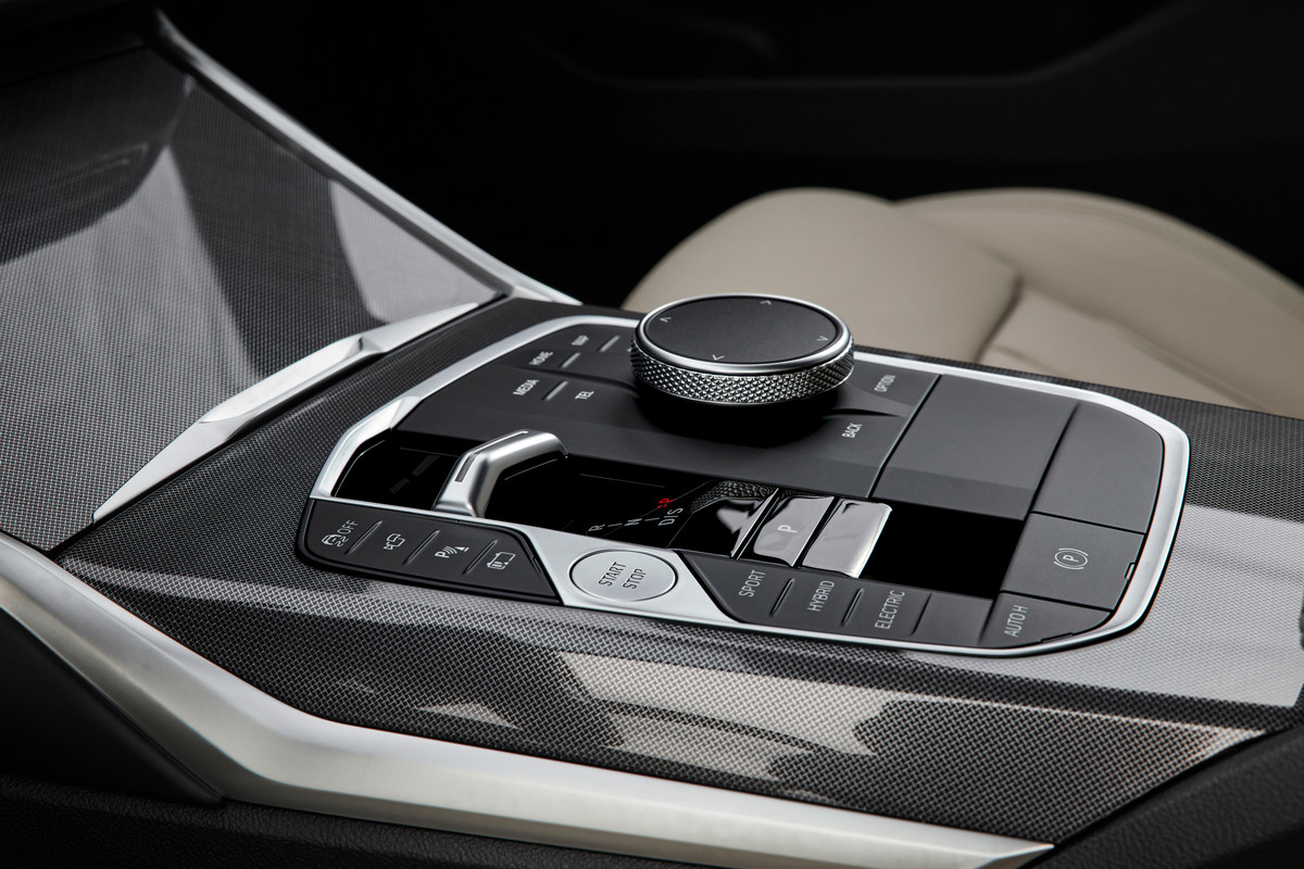 P90462559_highRes_the-new-bmw-330e-tou