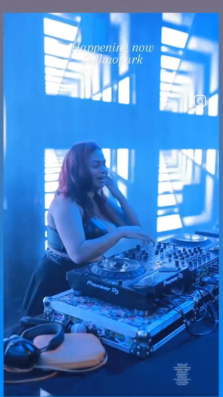 dj girl huge bouncing tits.mp4_snapshot_00.00.522