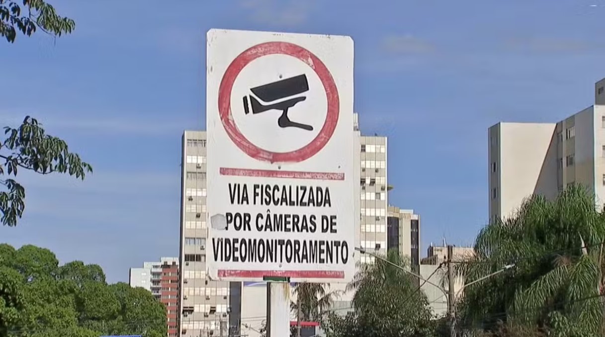Placas indicam o local de monitoramento de drone, em Campo Grande — Foto: Reprodução/TV Morena