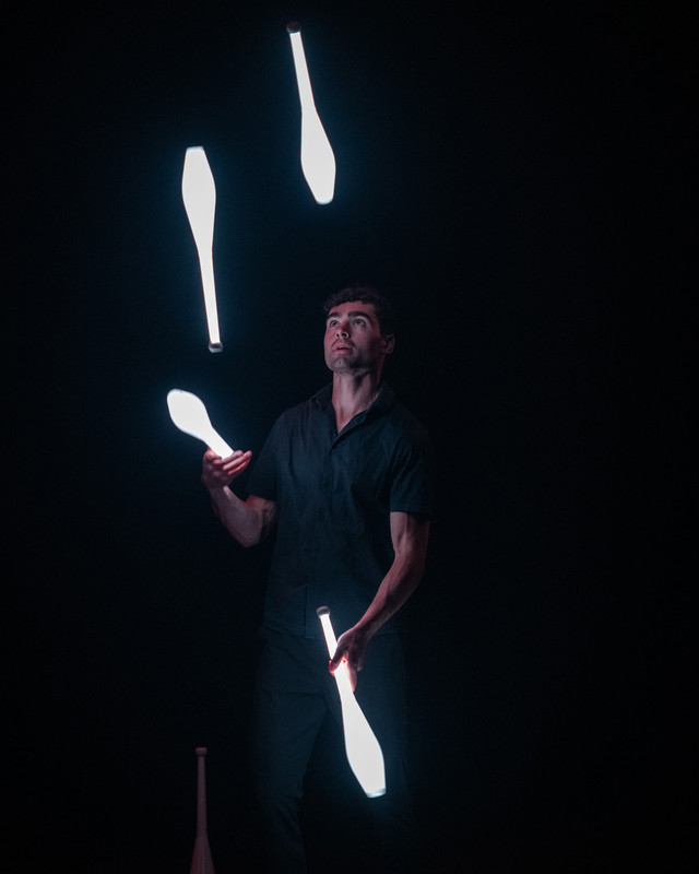 Bas jongleert met LED-kegels tijdens gala-optreden