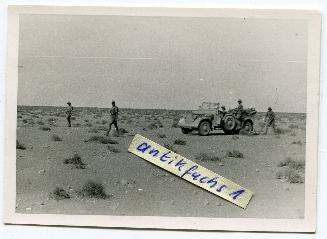 Kübelwagen mit Flug zieht Minen-Graben in Afrika
