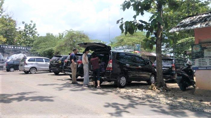 Suasana tempat parkir di Goa Pindul.