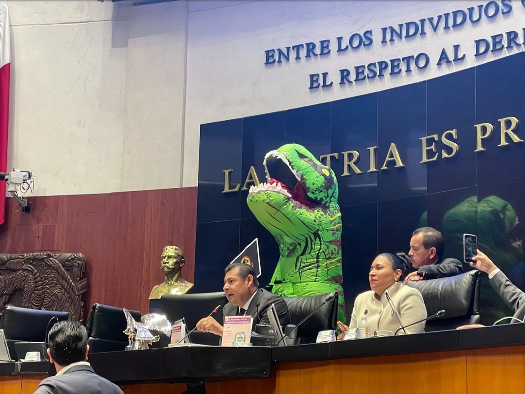 Xóchitl Gálvez irrumpe en el Senado en modo dinosaurio