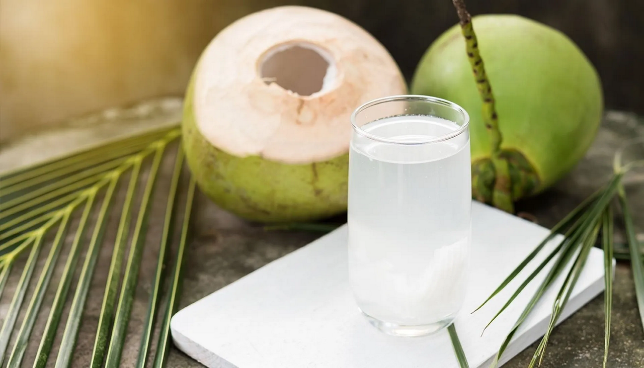 ¿Qué hace el agua de coco en el cuerpo?