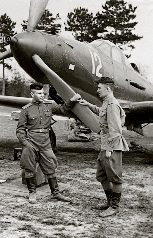 Bell-P-39N-Airacobra-129GvIAP-205IAD-White-12-Semyon-Zinovievich-Bukchin-Ukrainian-Front-1944-01