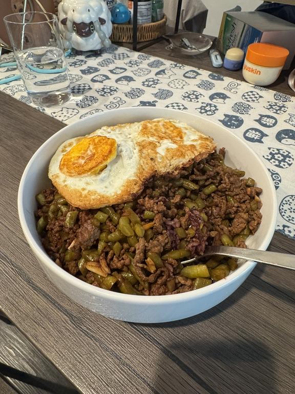 酸豆角炒肉末+煎荷包蛋图片