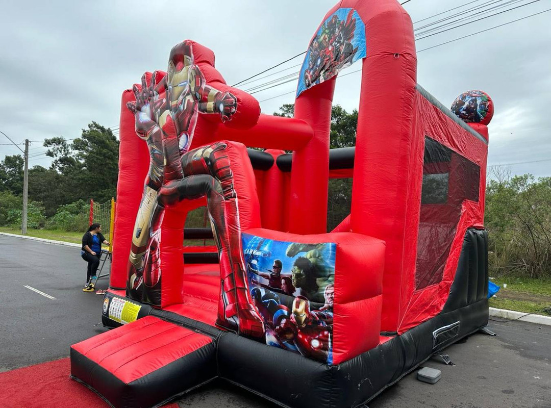 Pula-Pula com Escorrega do Homem de Ferro