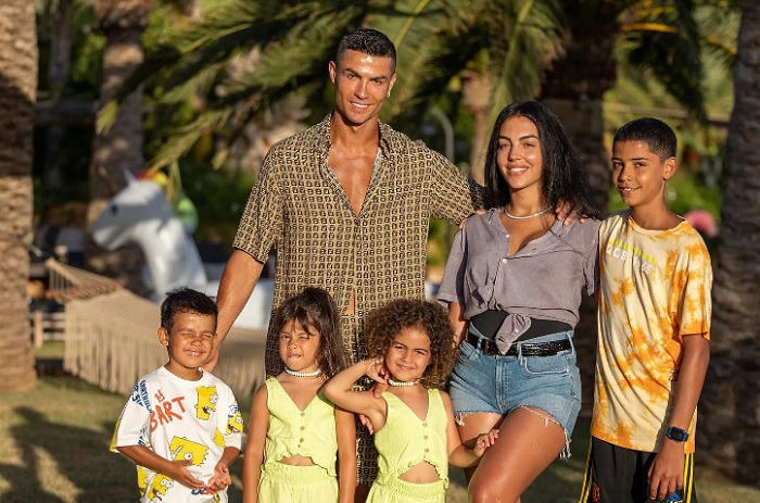 Momen Cristiano Ronaldo bersama keluarganya saat menikmati momen liburan di Mallorca, Spanyol.