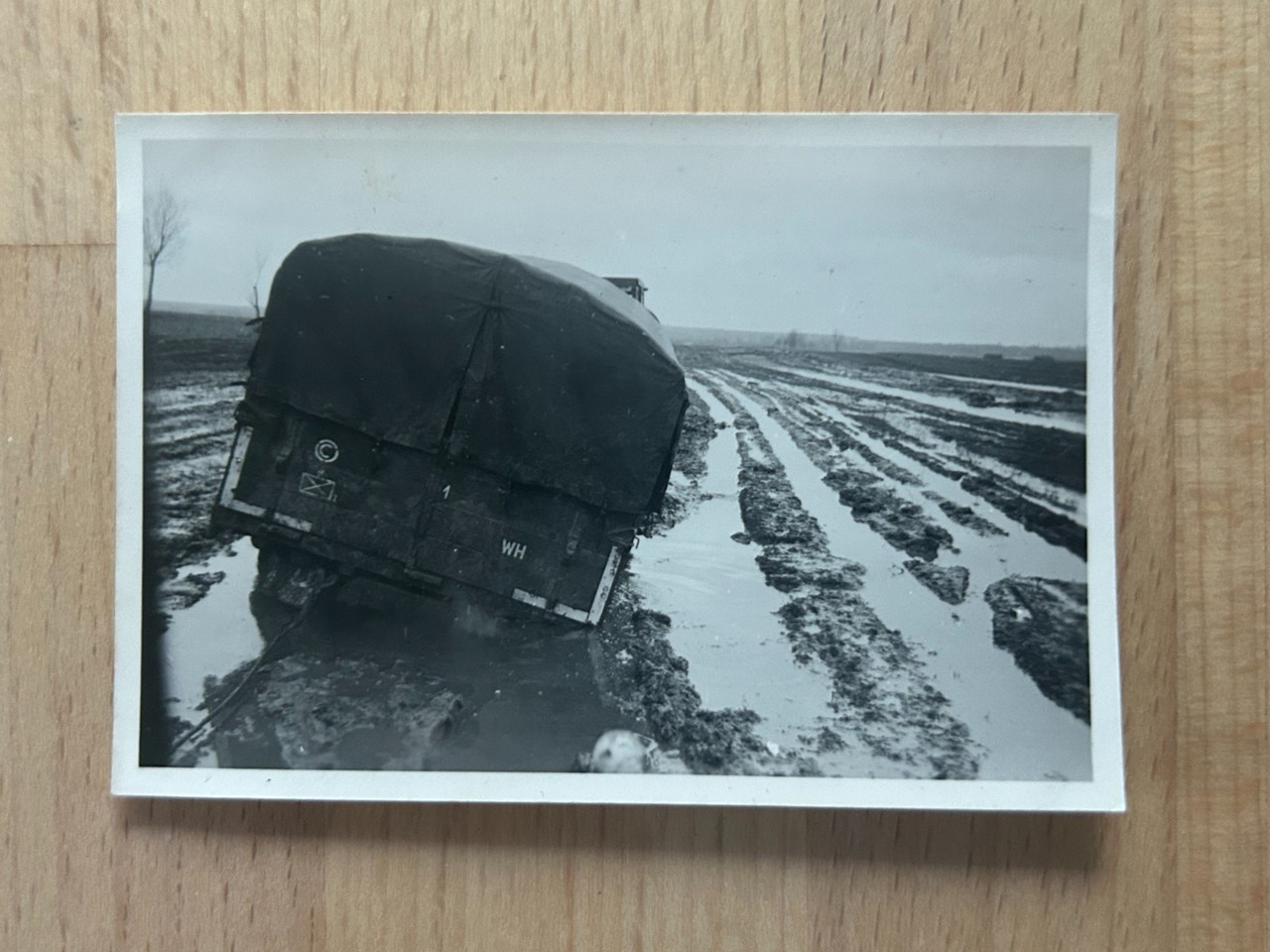Foto EH87 Russland Gluchow Rollbahn Panzer LKW steckt Schlamm 1941