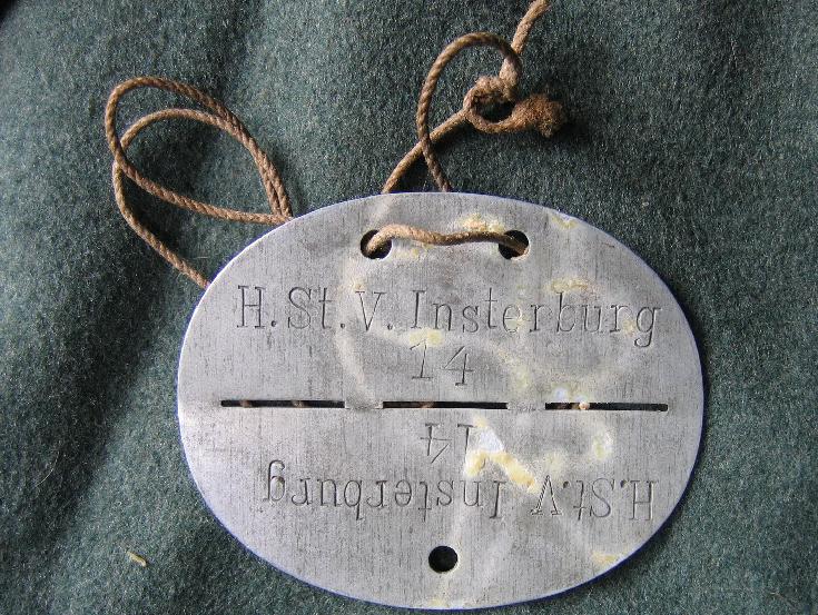 En los bolsillos de la chaqueta se encontraron un parche de reemplazo de las fuerzas armadas y una insignia de metal