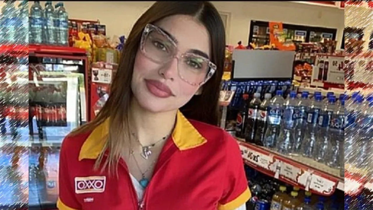 Alex Silva, la cajera del Oxxo, se deja ver con ajustada minifalda rosa