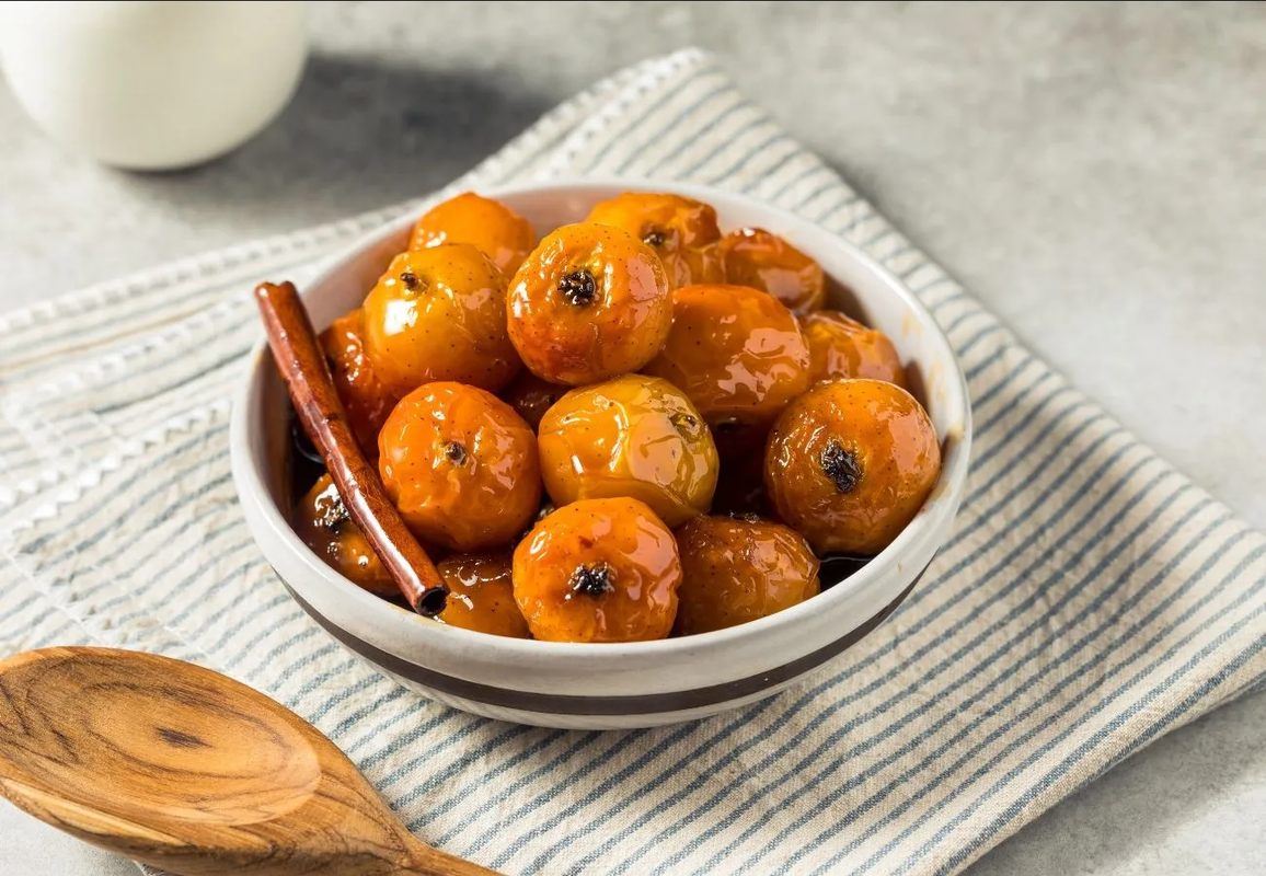 Aprende a preparar tejocotes en almíbar para tus recetas navideñas