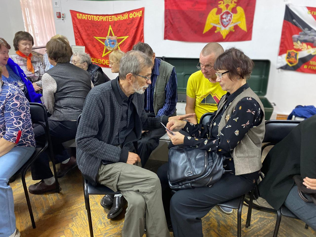 2Родоведы активно общаются во время игры Варежка