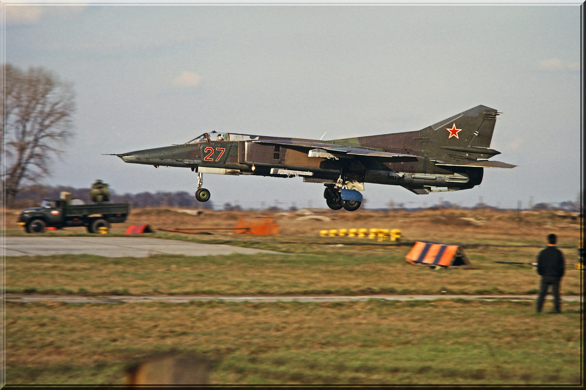 296 APIB MiG-27D 27 Red_61912555165, Herbst 1991