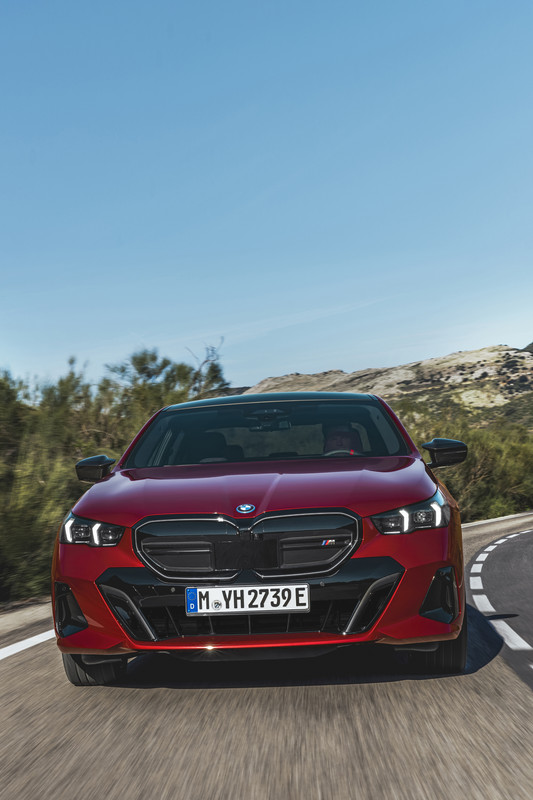P90505075_highRes_the-new-bmw-i5-m60-x