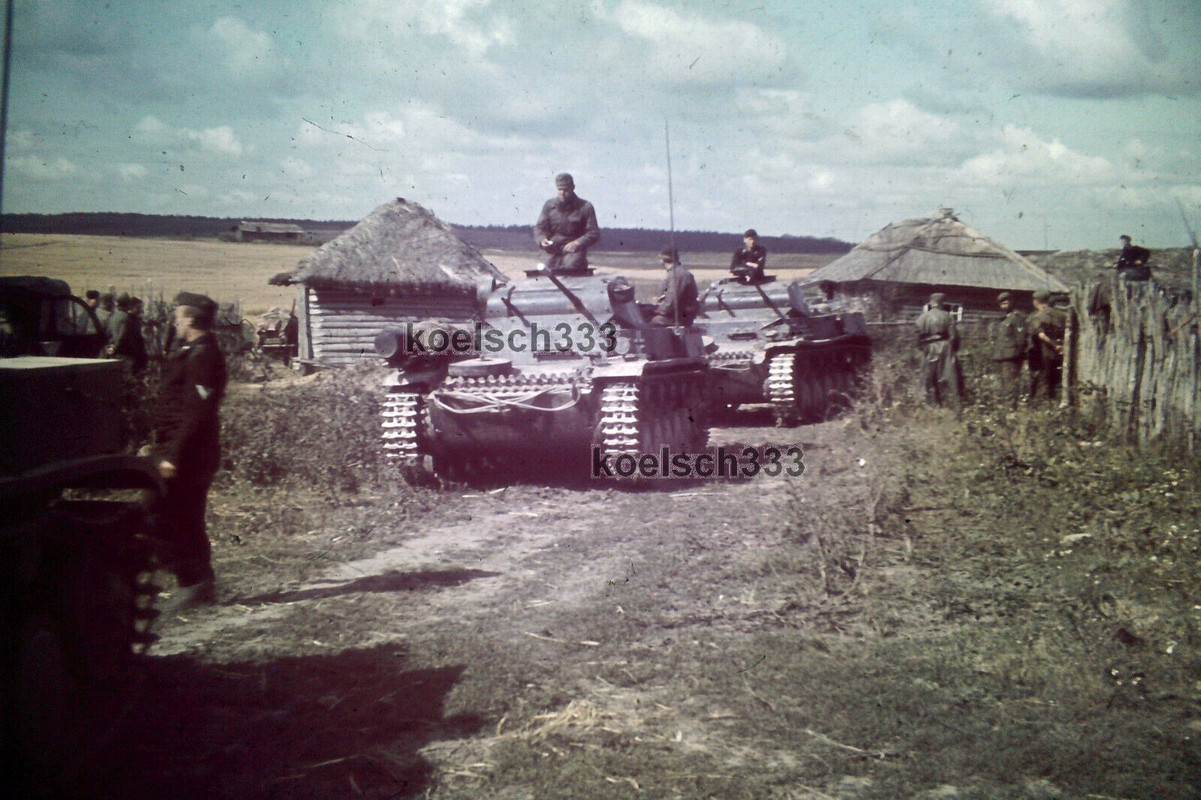 Foto Agfacolor Farb dia Panzer vor Bauernhäusern an der Ostfront 7. Pz. Div.