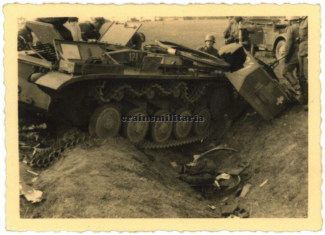 Orig. Foto zerstörte Panzer II Tank des Pz.Rgt.2 m. Wappen in Polen 1939