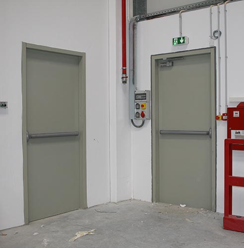 Installation de porte coupe-feu battante