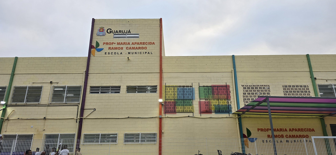 Fachada revitalizada de escola municipal no Morrinhos III