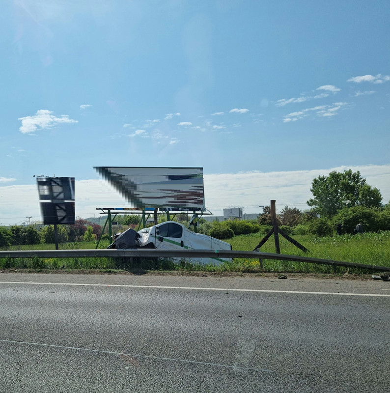 Kidöntött egy oszlopot, átrepült a szalagkorláton egy furgon az M1/M7-es  bevezetőn – Balesetinfo